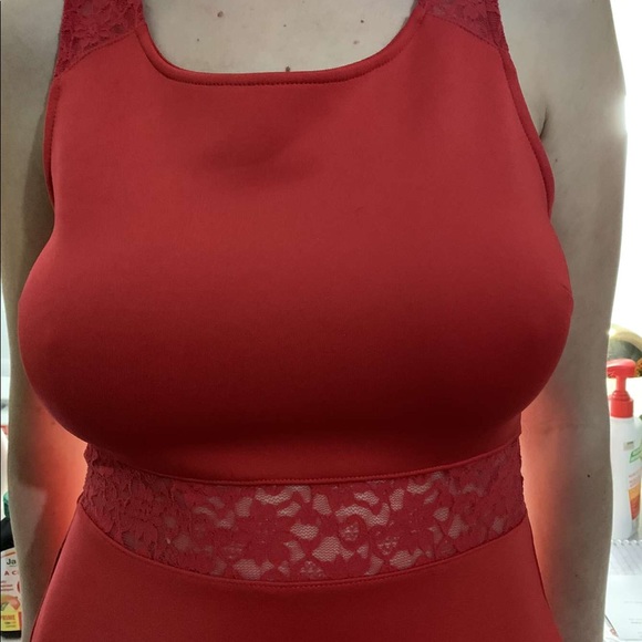 Beautiful red dress - Picture 3 of 3